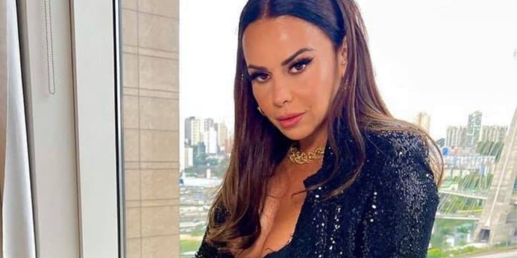 Viviane Araújo fica de quatro, abre as pernas, sobe e desce sem parar em vídeo e faz pedido: "Quem colocar"