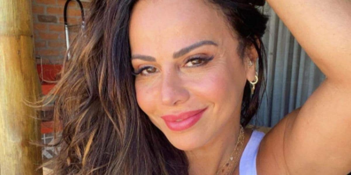 Viviane Araújo abre a roupa em vídeo, deixa melões explodindo pra fora e aperta parte íntima: "Que delícia"