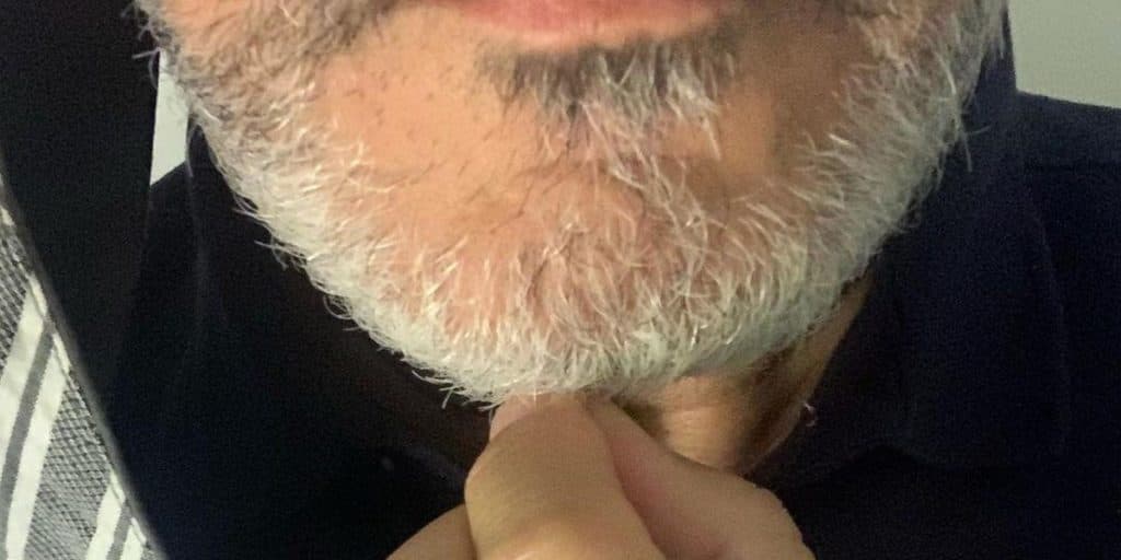“Sensação de que perdi muito tempo na vida”, estoura Willliam Bonner ao atolar mão no rosto e confirmar