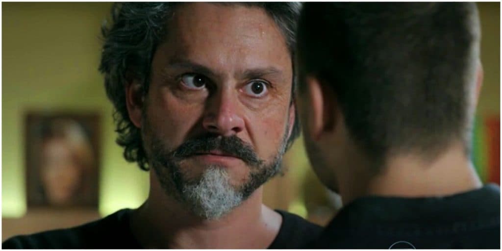 José Alfredo é feito de corno pelo próprio filho e o expulsa após visita a Maria Ísis