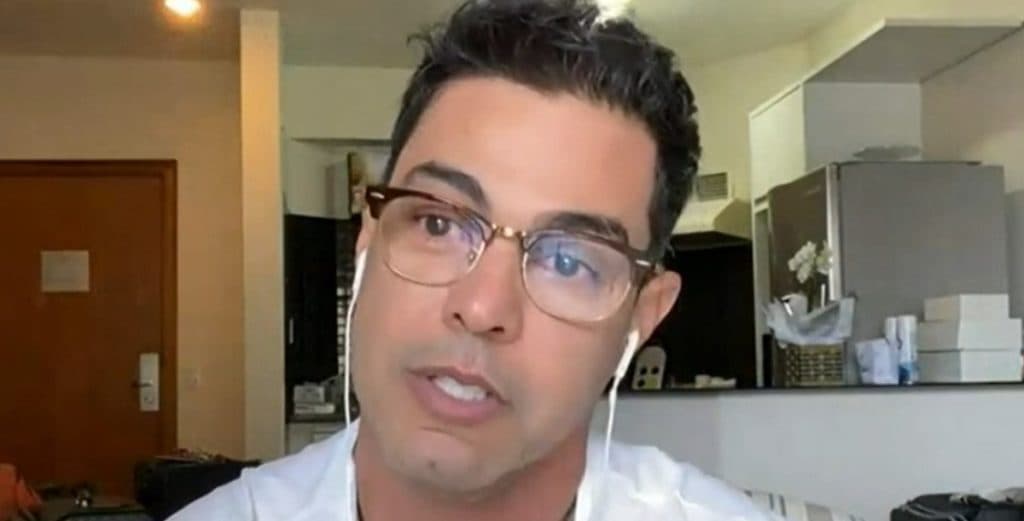 "Sensação estranha'', Zezé vai a cemitério e chora inconformado no túmulo do pai: "Senti a energia dele''