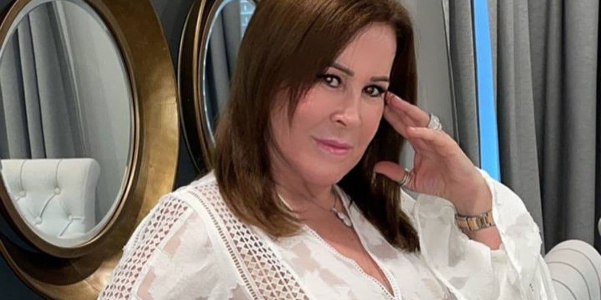 Zilu puxa saia pra cima aos 62, cruza as pernas e deixa parte grossa explodindo pra fora: "Deliciosa" Zilu puxa saia pra cima aos 62, cruza as pernas e deixa parte grossa explodindo pra fora: "Deliciosa"