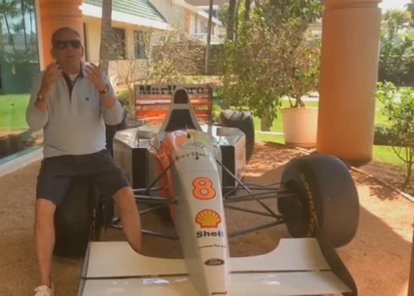 Galvão Bueno em réplica de carro de Ayrton Senna (Foto: Reprodução/Instagram) Galvão Bueno em réplica de carro de Ayrton Senna (Foto: Reprodução/Instagram)