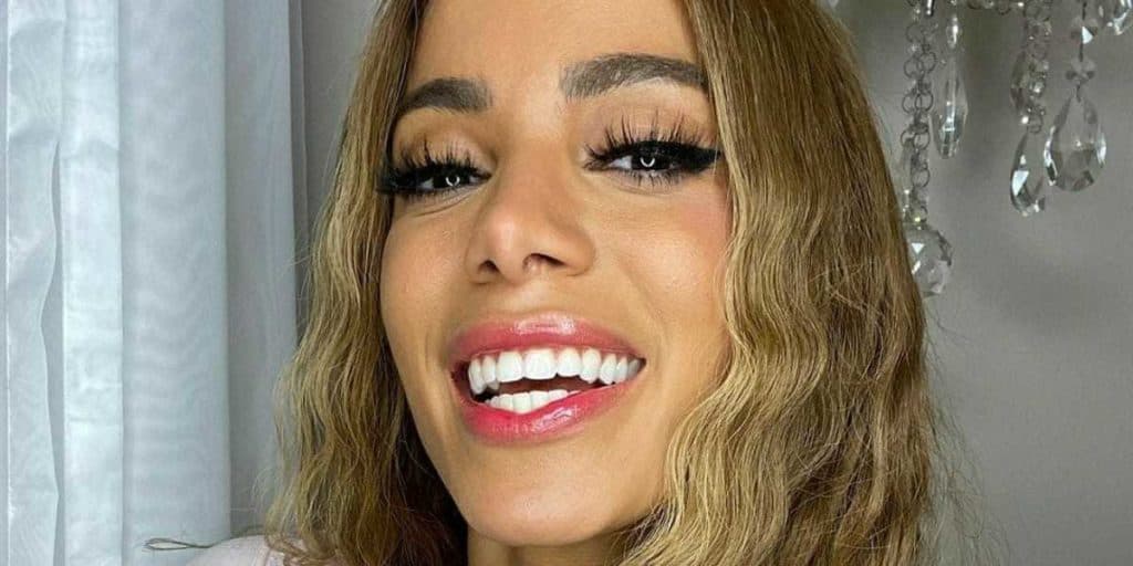 Anitta aposta em lingerie sexy para o dia dos namorados e seios quase escapam: "Vi tudo"