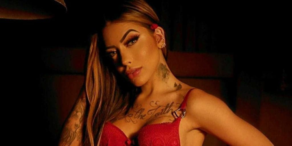 Mirella surge de quatro em cima da cama, com tudo enfiado e expõe momento picante: "De todos os ângulos"