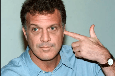 Pedro Bial simulou a cena durante coletiva de imprensa (Foto: Reprodução) Pedro Bial simulou a cena durante coletiva de imprensa (Foto: Reprodução)