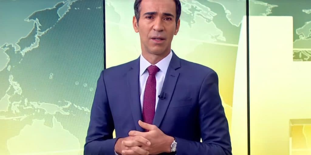 Nervoso, César Tralli anuncia morte ao vivo de colega e fica ofegante e perplexo com notícia: "Aplausos"