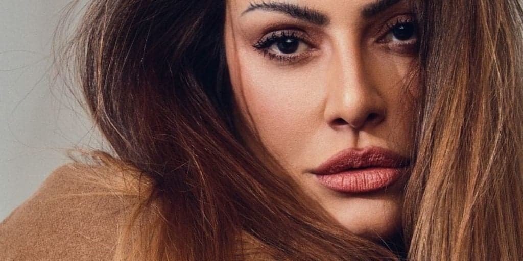 Cleo assume vício em sexo, a três e anal, após colocar seios para fora e esfregar parte íntima: "Fogo"
