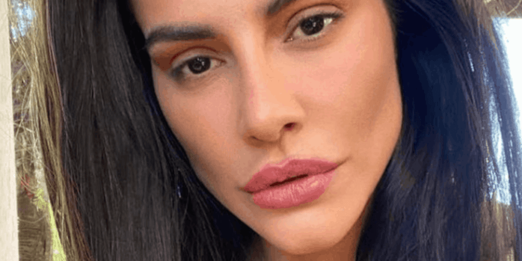 Cleo sensualiza, tira roupa em vídeo e deixa sua bunda em evidência: "Empinou legal"