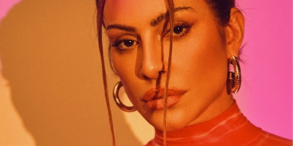 Cleo fica completamente nua, passa óleo em partes íntimas e mostra tudo em vídeo, após expor sexo anal