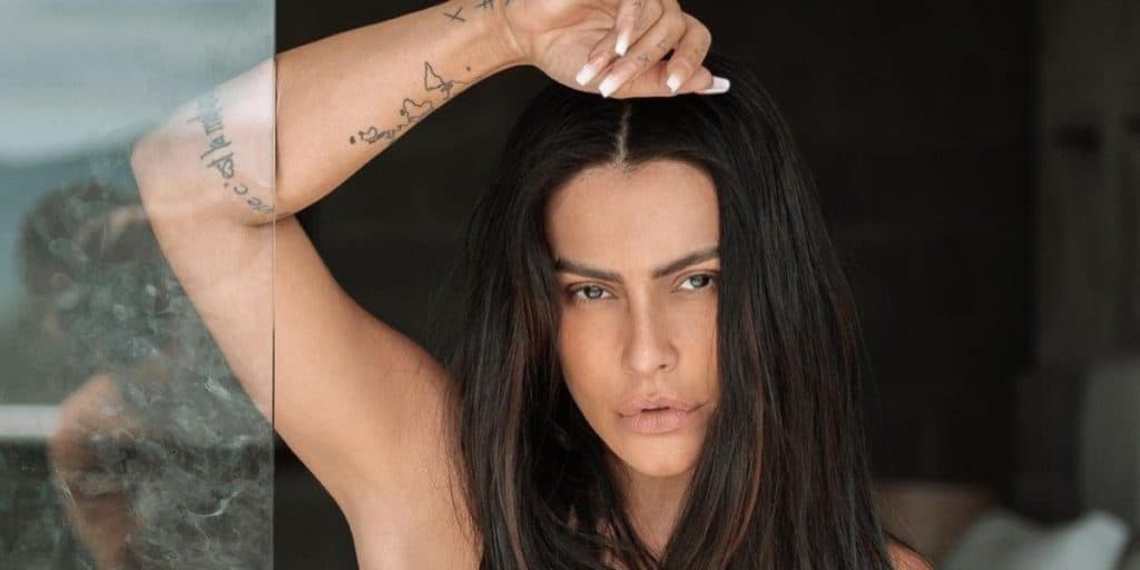 Cleo agacha gostoso e deixa mais uma vez seios de fora em fotos matadoras: "Maravilha de mulher"
