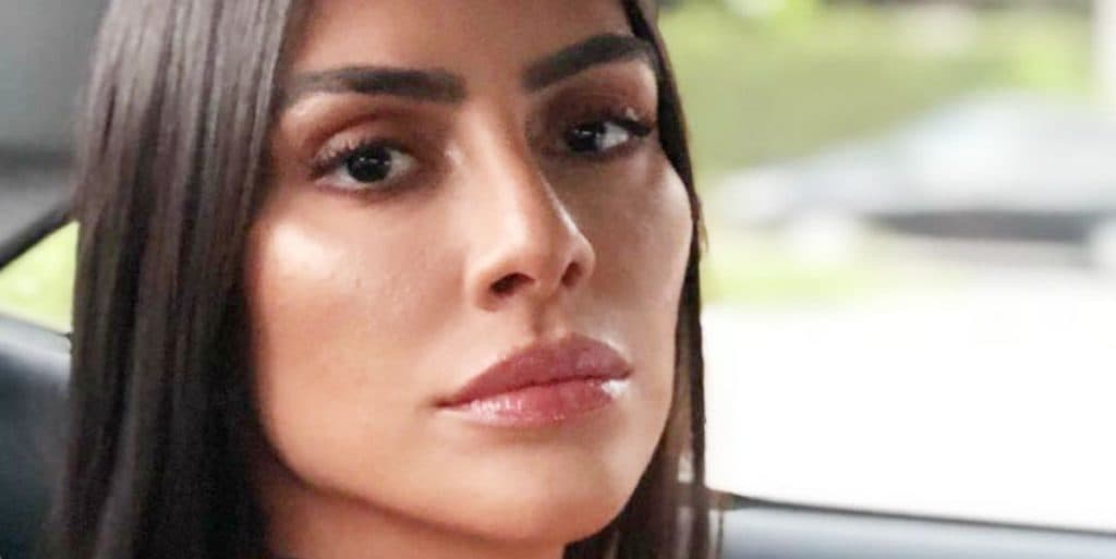 Cleo abaixa a calcinha e deixa pepeca grande e volumosa vazar: "Que delícia"
