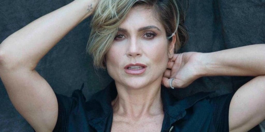 Flávia Alessandra usa lingerie transparente, abre as pernas, deita em lençol e deixa parte íntima à mostra: "Delícia"
