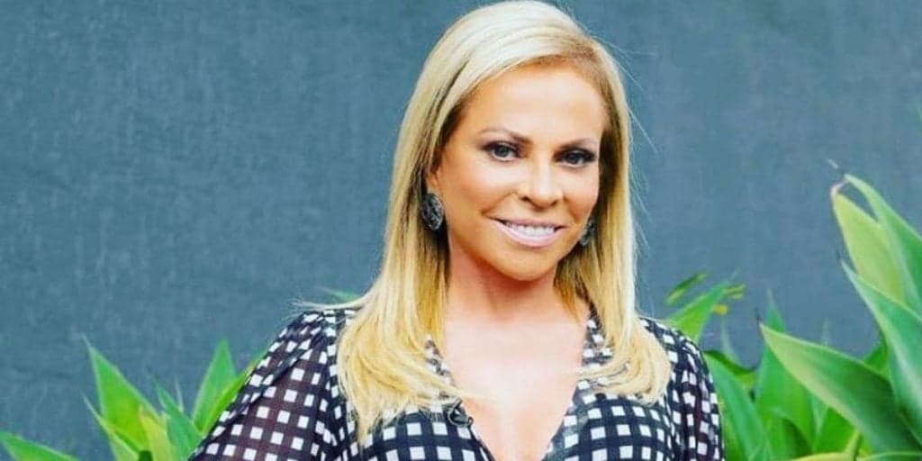Christina Rocha surge com maior decote do mundo, abre as pernas e deixa parte íntima escapar: "Anjo mau"