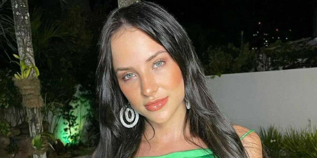 Gabi Martins aparece ao natural com bunda à mostra e detalhe muito íntimo acaba sendo exposto: "Branquinha"
