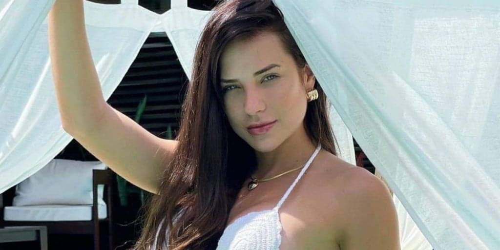 Gabi Martins surge com seios explodindo e parte íntima de baixo vazando: "Que tesão"