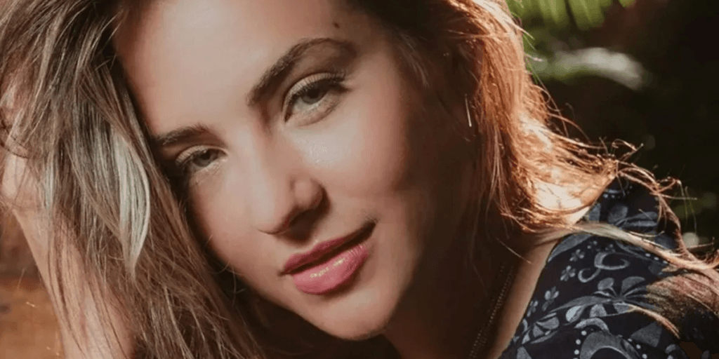 Gabi Martins empina bumbum, agacha gostoso e decote acaba mostrando mais do que devia: "São enormes"