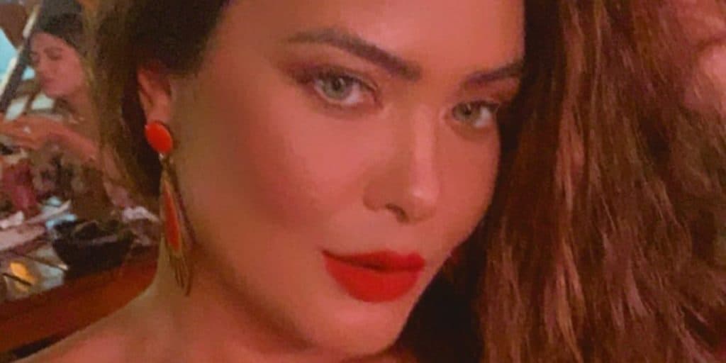 Geisy Arruda fica de quatro e exibe bumbum gigante em fio-dental
