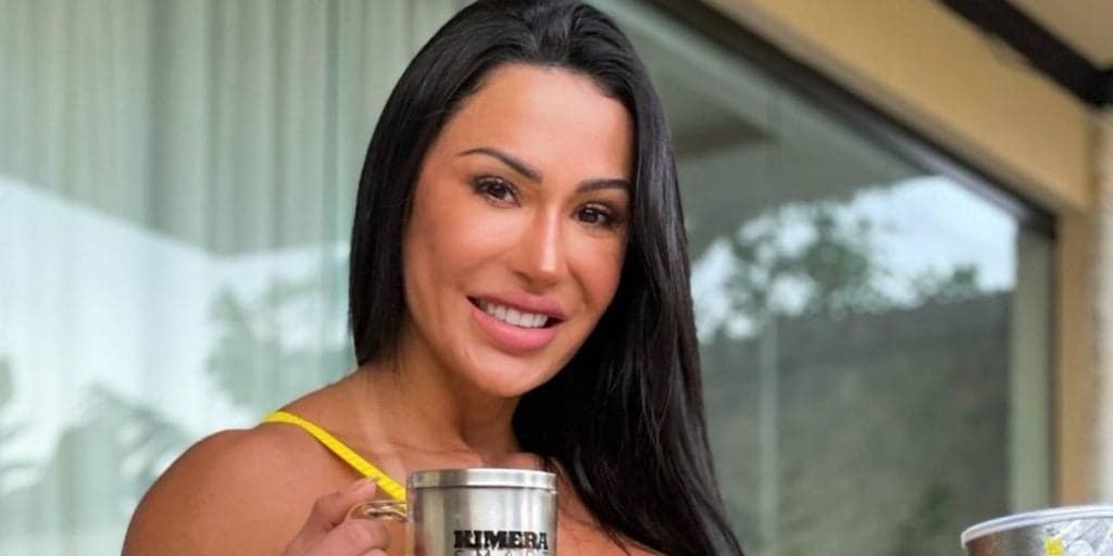 Gracyanne Barbosa baixa o short, dá zoom e deixa parte íntima molhadinha de fora: "Branquinha"