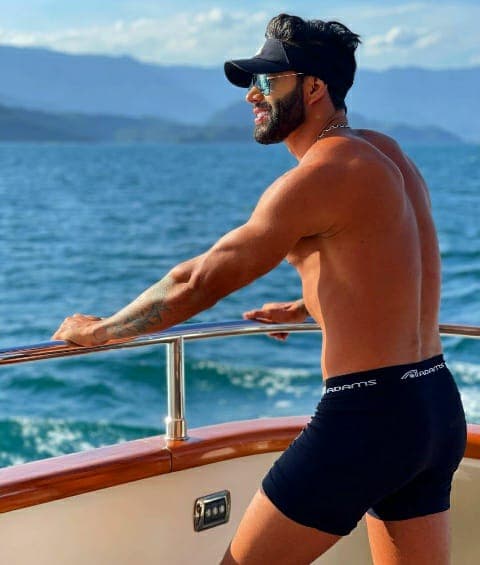 Gusttavo Lima chama atenção da ex, Andressa Suita, ao tirar a roupa em clique ousado