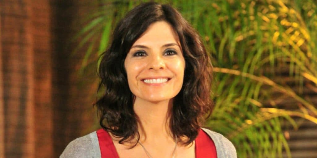 Antes de ver como a atriz Helena Ranaldi está hoje, pegue um lenço e se sente na cadeira