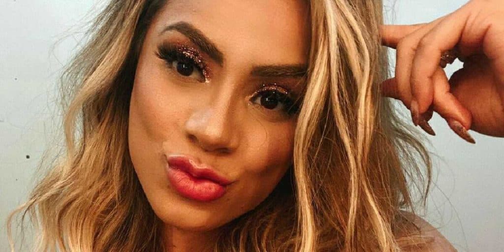 Lexa aposta em fio-dental minúsculo e deixa bumbum gigante à mostra: "Linguinha pra fora"