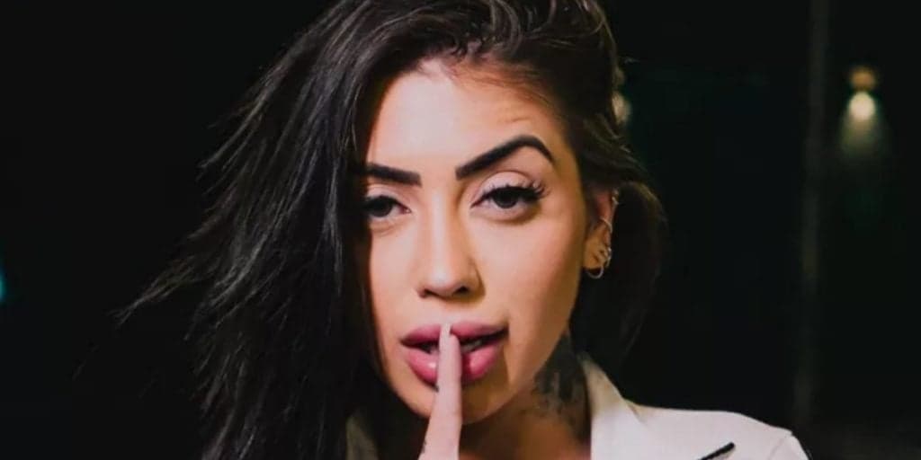 Mirella grava vídeo completamente nua e exibe marca de bronzeamento pelo corpo: "Tesuda da porr*"