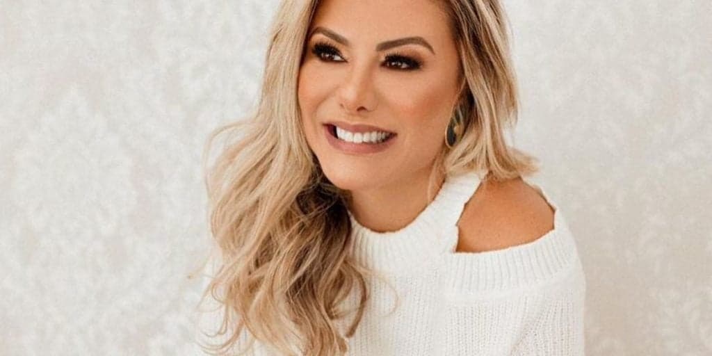 Poliana Rocha é flagrada na cama e recebe lambida de parceira em vídeo intimo: "Carinhosa"