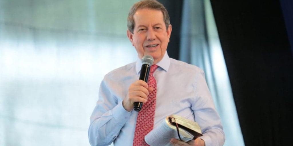 Filho de R.R Soares, após notícia de intubação do pai, emite comunicado às pressas sobre a saúde do pastor