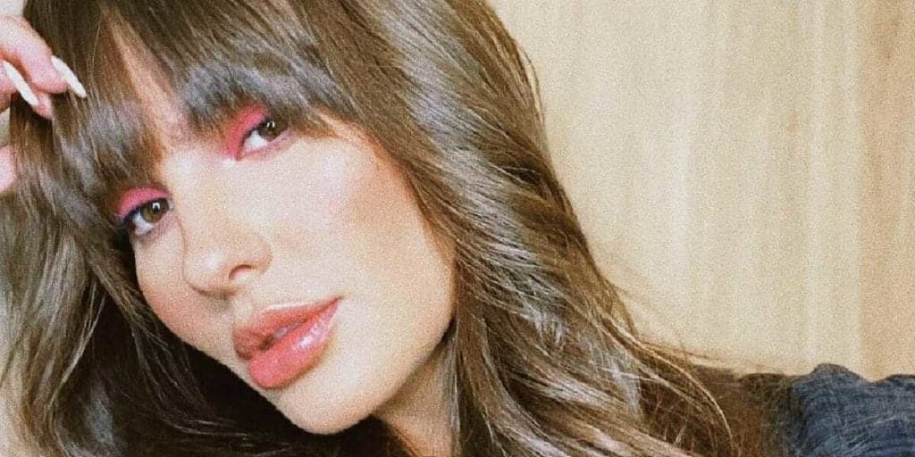 Ex-BBB Thaís Braz aposta em ensaio sensual, dispensa sutiã e surge só de fio-dental