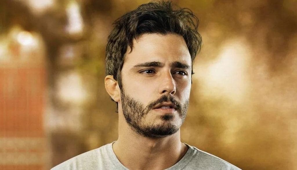 "Tenho o fetiche", confessa Thiago Rodrigues, após ser acusado de viver com a mão enfiada no saco na Record