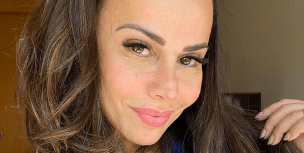 Viviane Araújo olha para câmera, abre às pernas e deixa parte íntima marcada explodindo: "Gostosa''