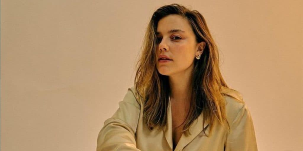 Atriz de A Vida da Gente assume sexualidade e fala de namoro com mulher: "Sempre fui aberta"