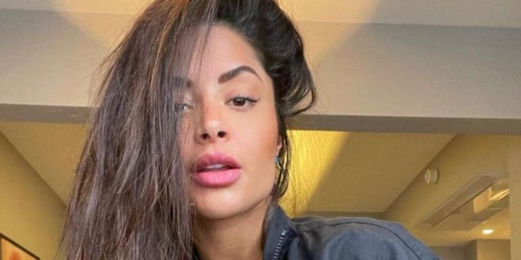Aline Riscado joga raba pro alto, enfia calcinha lá dentro e deixa parte íntima volumosa de fora: "Nude"