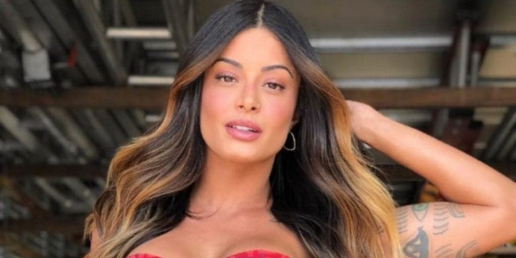 Aline Riscado fica de quatro, puxa a calcinha e agarra na madeira: "Devagarinho"