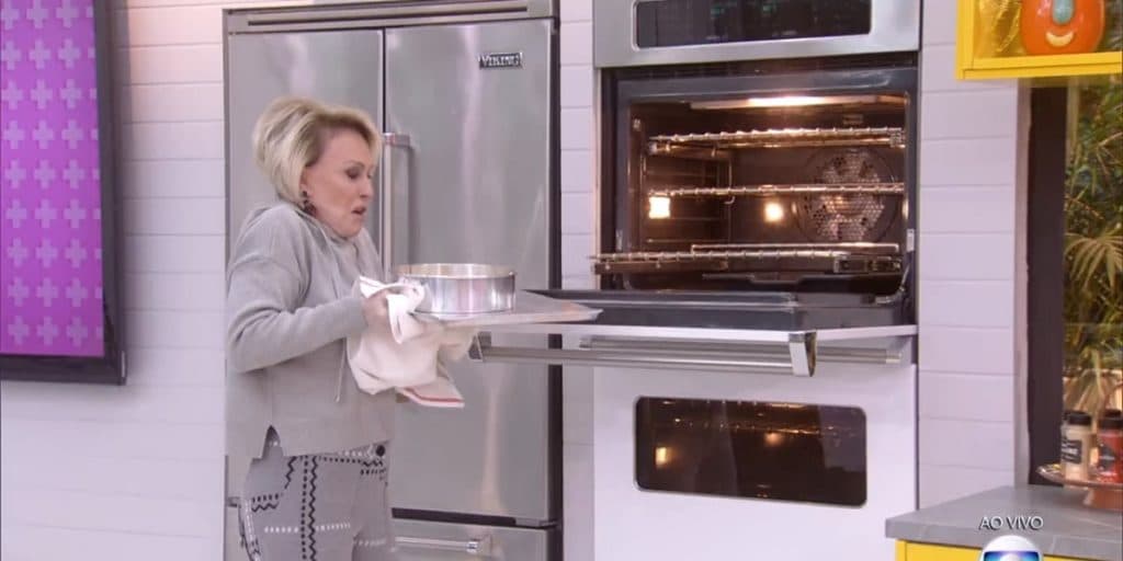 Ana Maria surta com barata em comida, cozinha mosca e é atacada por aranha peluda em mesa