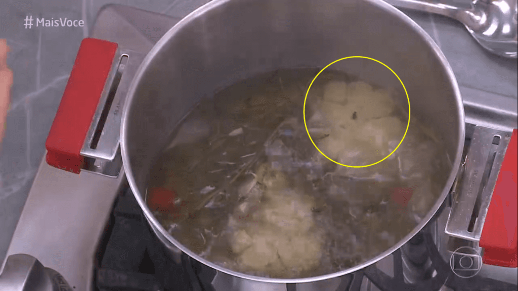 Mosca aparece dentro da panela no Mais Você (Foto: Reprodução/Globo)