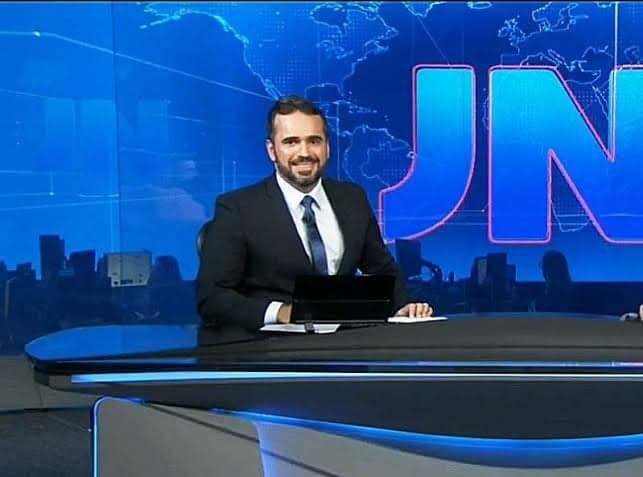 O jornalista Filipe Toledo na bancada do Jornal Nacional (Foto: Reprodução/TV Globo) O jornalista Filipe Toledo na bancada do Jornal Nacional (Foto: Reprodução/TV Globo)