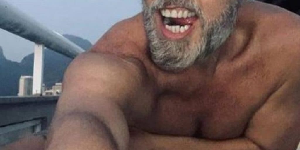 Ator da Globo surge agarrado com marido, perde seguidores e desabafa sobre momento delicado: "muito triste"