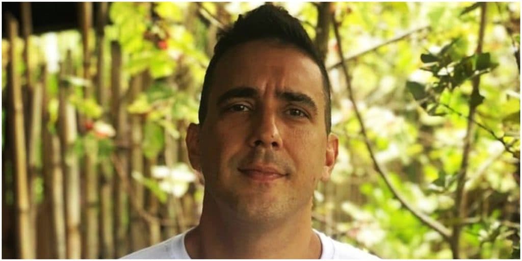 André Marques, após fim de namoro, é flagrado com cachorro fofo: "Sempre escondi"