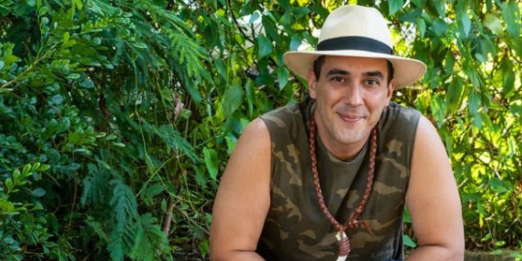André Marques posta foto com cachorro em seu colo e se declara em textão: "Falando desse amor"