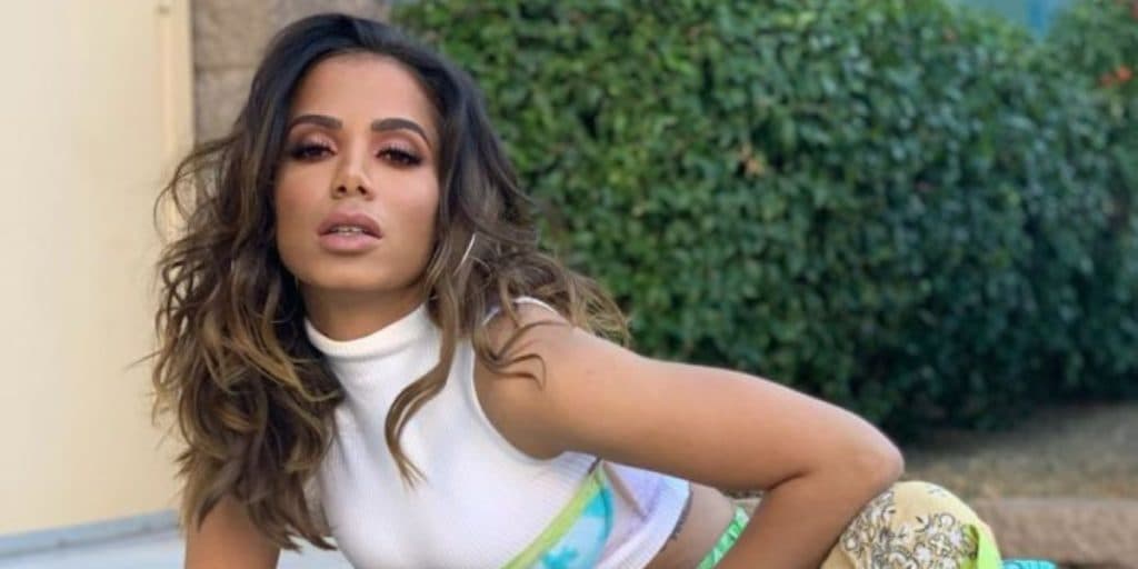 Anitta escandaliza de vestido transparente