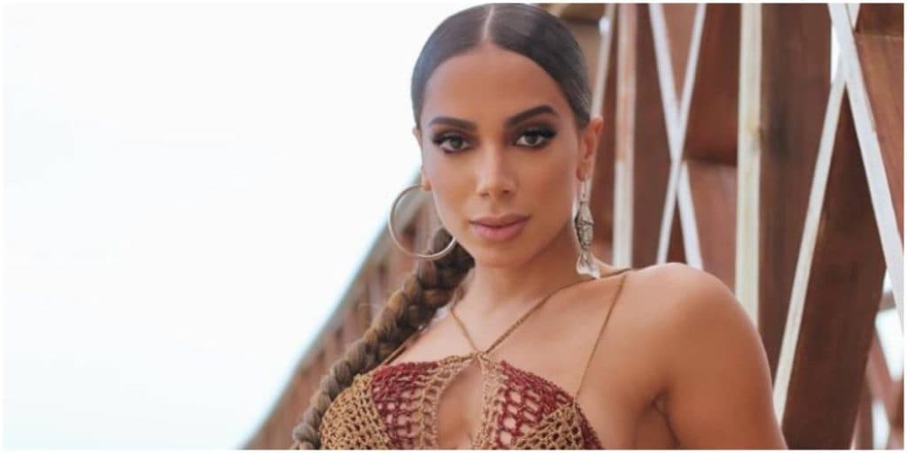 Anitta, após vazar imagem de tatuagem no ânus, anuncia retoque e detona: "Botando no c# de vocês"