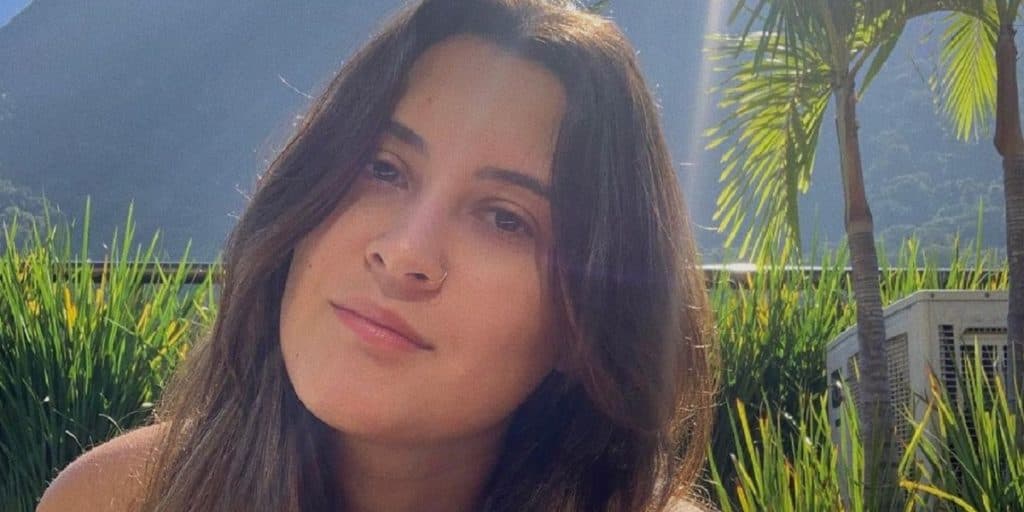 Após detonar relação lésbica e enfiar a mão na cara irmã, Bia Bonemer, filha de Fátima, atola menor biquíni