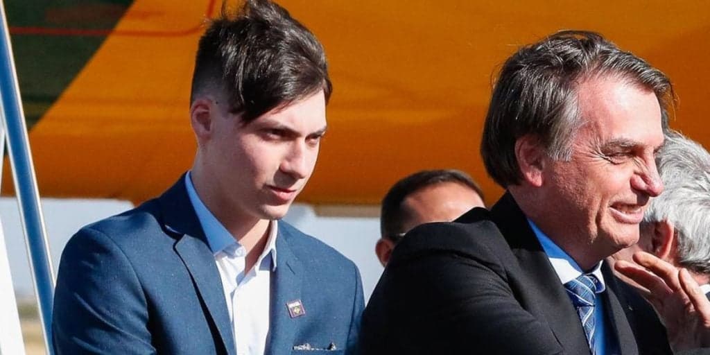 Filho de Bolsonaro é flagrado agarrado com outro homem e vídeo é divulgado com bandeira gay