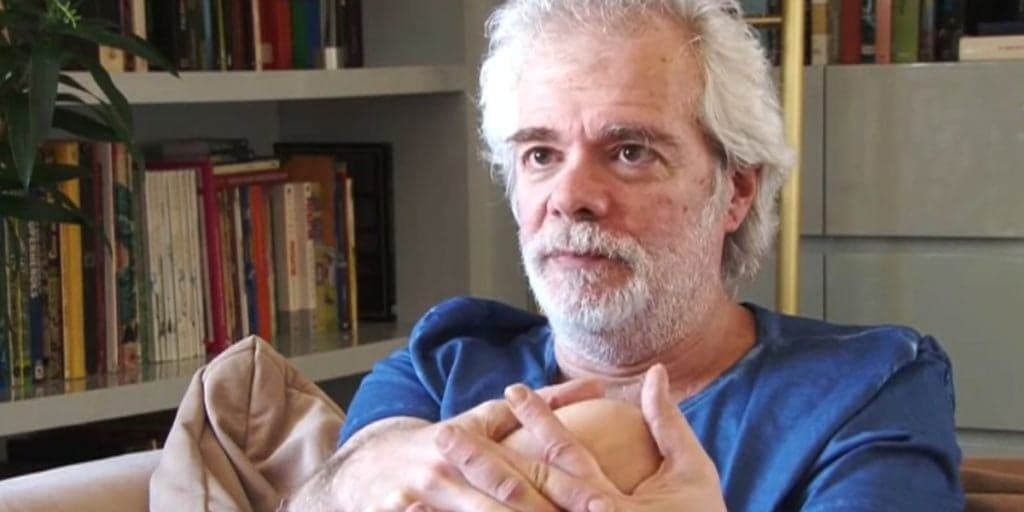 Carlos Lombardi sofre duas paradas cardíacas e médicos tentam reanimar o autor de novelas