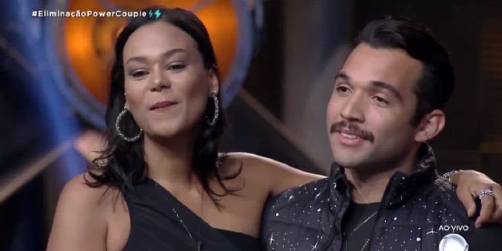 "Dor no peito", Carol e Jon Jon são eliminados do Power Couple e Galisteu passa mal ao vivo