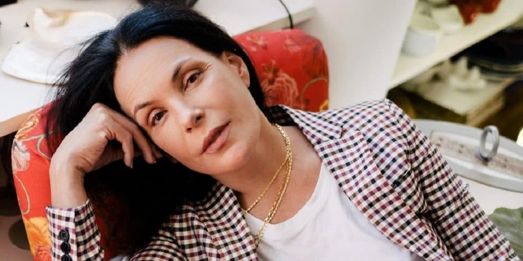 "Gostosa", Carolina Ferraz se descontrola, tira a calça e quase mostra parte íntima após sair da Record