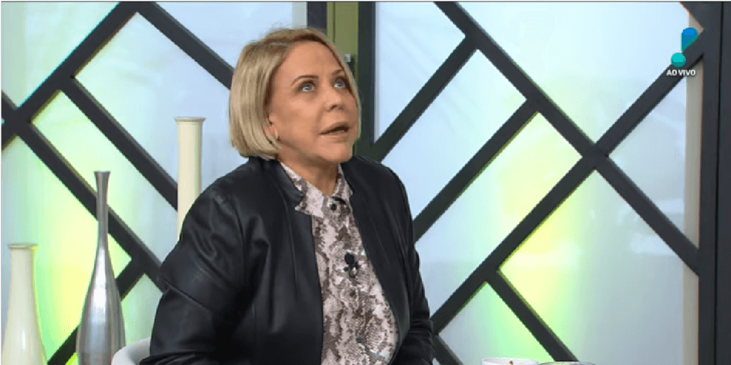 Claudete Troiano questiona marido ao vivo na RedeTV e provoca climão: “Eu não tenho chifres, né?"