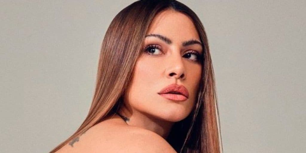 Cleo coloca corpão pra jogo, arranca sutiã e deixa parte íntima exposta: "Tímida"